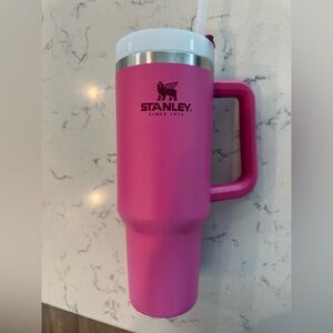 Stanley “The Quencher H2.0 Flowstate Tumbler” 40oz in Fuchsia